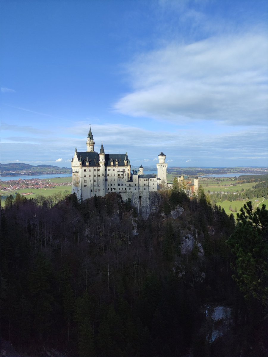 lanicaviajera's tweet photo. Algun día conoceré este castillo, me decía a mi misma hace unos años cuando ni sabía que iba a vivir en Alemania. Ese "algún día" llegó.
Mi niña interior viajera está feliz. Otro sueño cumplido, otro ✅ en la lista de lugares que siempre quise conocer. #alemania #neuschwanstein https://t.co/qCerVyUSpY