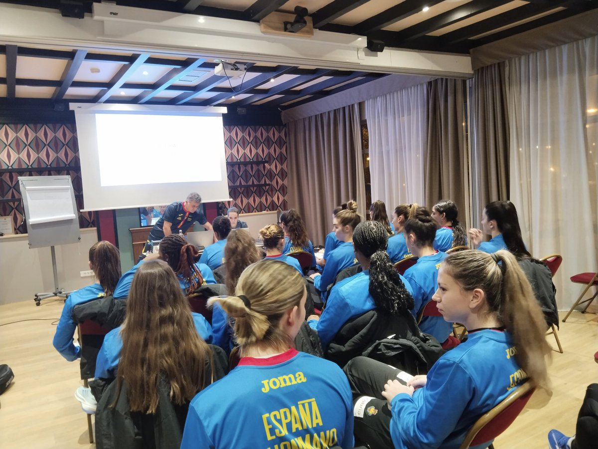 RFEBalonmano's tweet photo. 📹 ¡Nuestras #Guerreras🇪🇦, preparadas para la sesión de vídeo previa al entrenamiento! 

🔝 ¡Un poco de pizarra antes de la primera toma de contacto con el Saint-Étienne Arena 🇫🇷! 🤾🏼‍♀️

#️⃣ #Guerreras🇪🇦 #SheLovesHandball https://t.co/7hxGkPPUlI
