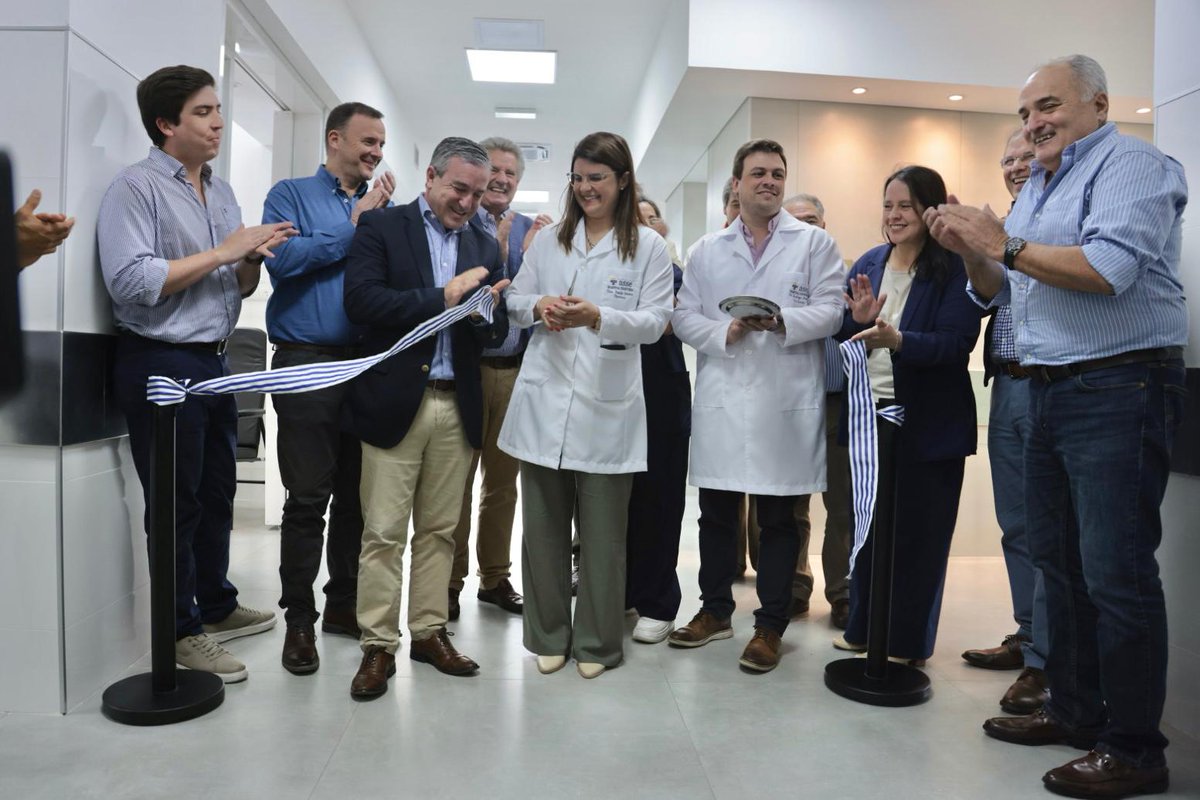 ASSEcomunica's tweet photo. #ASSE dejó inaugurada la nueva Emergencia del Hospital de #Rivera, que cuenta con 350 m2 y una inversión en obra de 47 millones y medio de pesos. 
👉En equipamiento se destinaron dos millones y medio de pesos en muebles, monitores, camas, camillas, y material médico.
🧵👇 https://t.co/XthloL7HO8