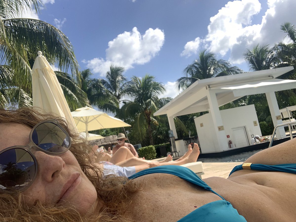AmandaDiscreet's tweet photo. Relaxing by the pool https://t.co/AMKDKMNjH0