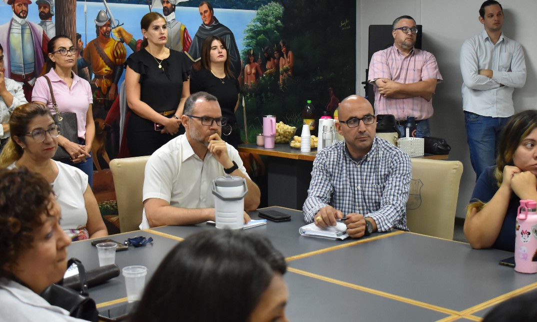 AreaSocialMuni's tweet photo. La Abg. Natalia del Carmen Molas, Jueza de Paz Multifueros de Fernando de la Mora, disertó sobre cómo actuar en casos de violencia, los pasos a seguir y el Decreto Reglamentario y el Protocolo Institucional que guían estas acciones. https://t.co/tPpadecXZ0