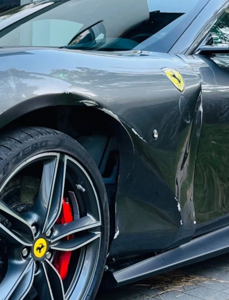 Auto liefhebbers/kenners. Wat zou dit kosten om te laten repareren #Ferrari #schade #Roma