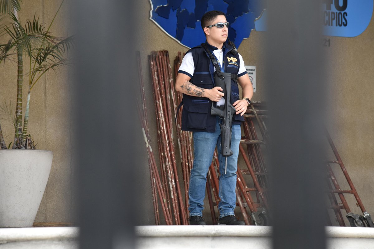 lahoragt's tweet photo. #AhoraLH | Agentes de seguridad del Ministerio Público apostados en el ingreso del edificio en el barrio Gerona y portaban armas largas. En las puertas, no se le permitió el ingreso al reportero de La Hora y le indicaron que ya no se podía entrar. Posteriormente, la seguridad tomó fotografías al periodista.

📷: Daniel Ramírez/LH