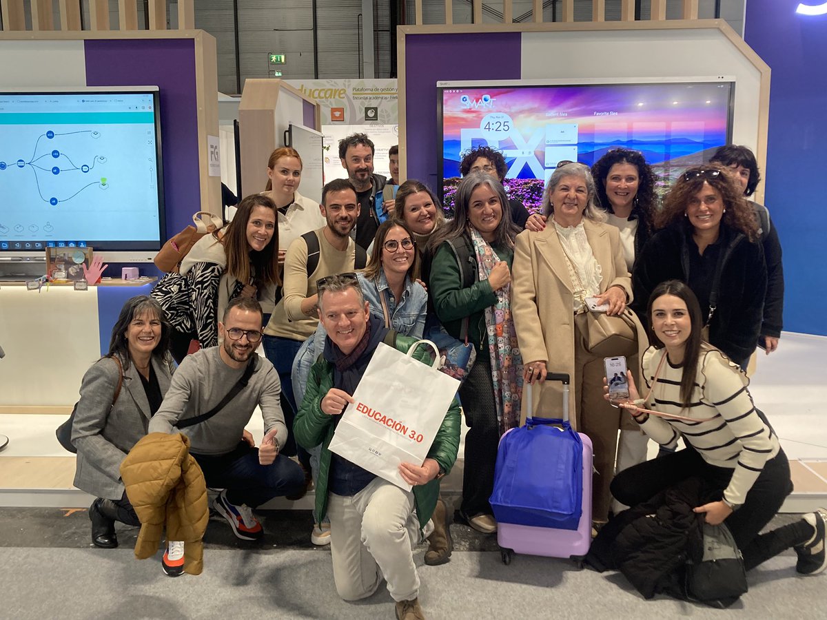 Los últimos, cerrando la presencia de los directivos y docentes de #RegióndeMurcia en <a href="/SIMOEDU_/">SIMO EDUCACIÓN</a> Gracias a <a href="/mcbalsas/">Mari Carmen Balsas Ramón</a> <a href="/Educarm/">Educarm</a> <a href="/ProgramasRM/">ProgramasRM</a> con el placer de disfrutar con las <a href="/cbmsanfelix/">CBM San Félix Zarandona</a> y <a href="/salomerecio/">seño Salo</a>