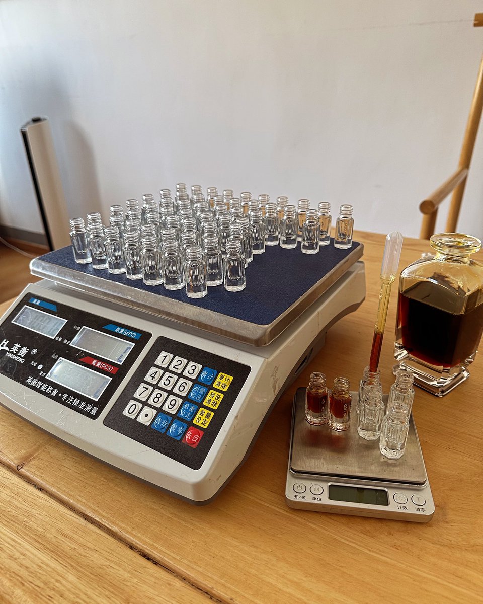 BroadLink_OUD's tweet photo. Prepare oud oil for our retail shop. 

WhatsApp with us if you like to too
+852 9442 5146 https://t.co/YOfPnrvL7D