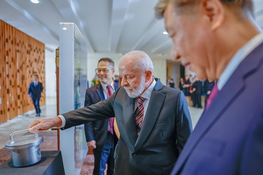 LulaOficial's tweet photo. Tá vendo aquela (amostra) de Lua… 🌛 https://t.co/NUjuxDr8bm