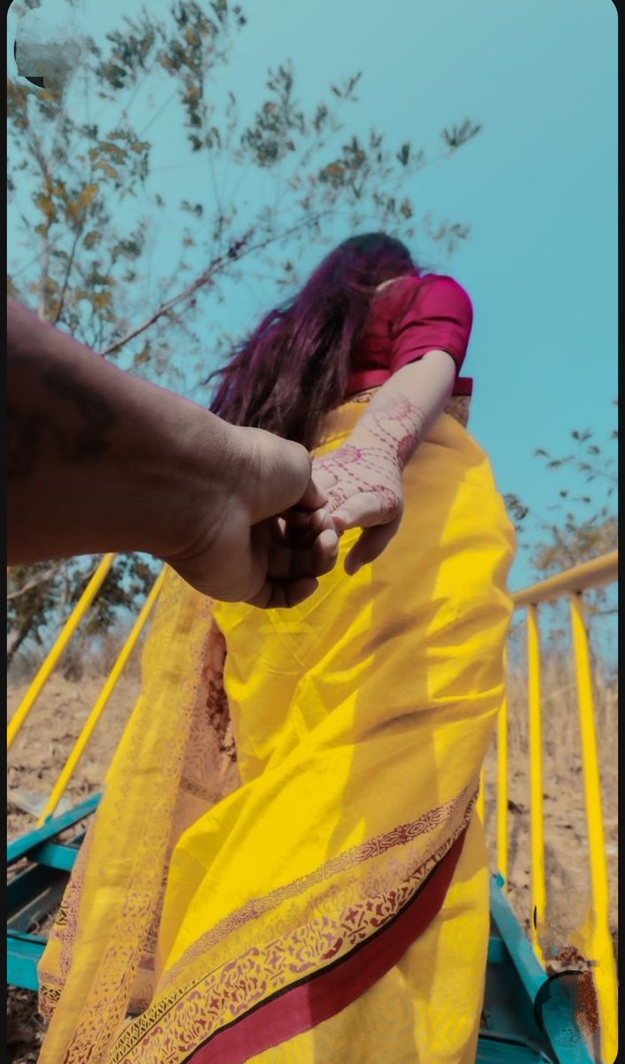 अगली बार आओ तो हाथ मत मिलाना...

तुम थाम नहीं पाओगे...हम छोड़ नहीं पाएंगे...!!

#अज्ञात