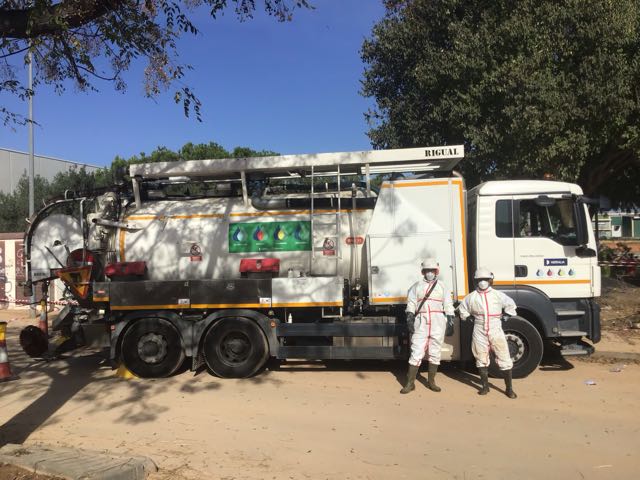 💪 Seguimos ayudando en las zonas más afectadas por la #DANA en #Valencia
👷 Cuatro trabajadores, dos de #Marbella y dos de #Estepona, además de un camión de saneamiento, se han sumado para ayudar en lo necesario para restablecer el servicio de aguas