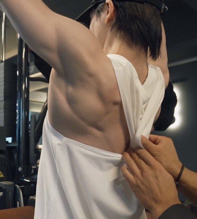 he don't even try to hide those scratch marks 🙂‍↕️🏳️‍🌈🙈🌹‼️