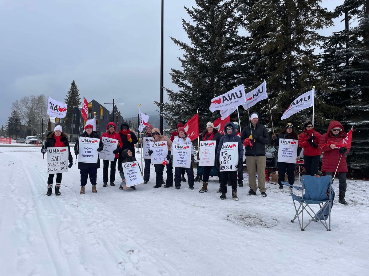 🪧❄️🏔️ Alberta nurses are standing up for safe staffing and safe patient care! 

UNA members from Canmore and Banff rallied outside the Canmore General Hospital to show their support for a fair collective agreement that treats Alberta nurses with respect. #NeedNursesAB #ableg
