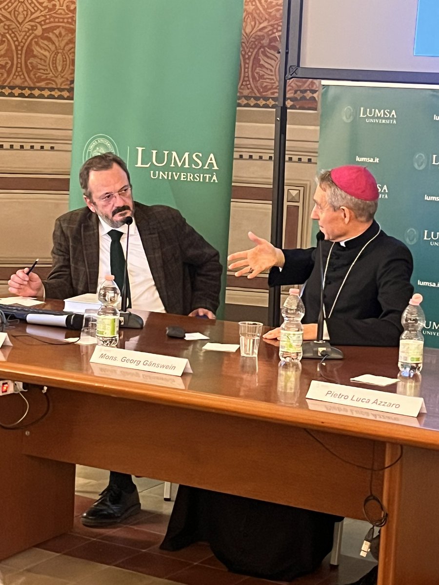 LVaticana's tweet photo. Presentazione #OperaOmnia mons. Ganswein: La sincerità intellettuale di Ratzinger era un modo per comunicare sempre la verità. Fede e ratio non sono elementi contrari ma tutt'altro. Una fede che non ha argomenti razionali non sopravvive. Una ragione che esclude la fede muore. https://t.co/wL2iijHEzq