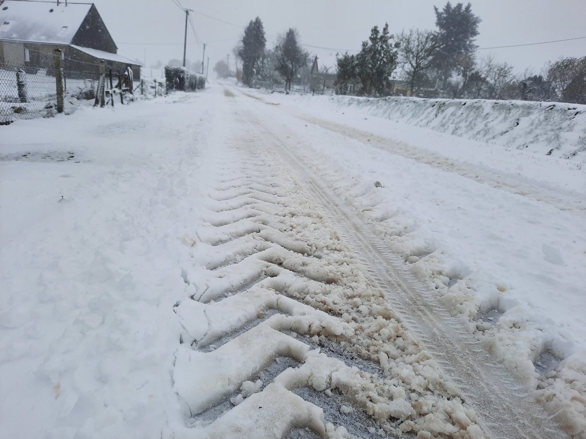 Sur les routes du bocage normand, c'est parfois plus de 25 cm de neige sans compter les congères... alors c'est système d entre automobilistes, armés de pelle, on gratte et on pousse 🥶