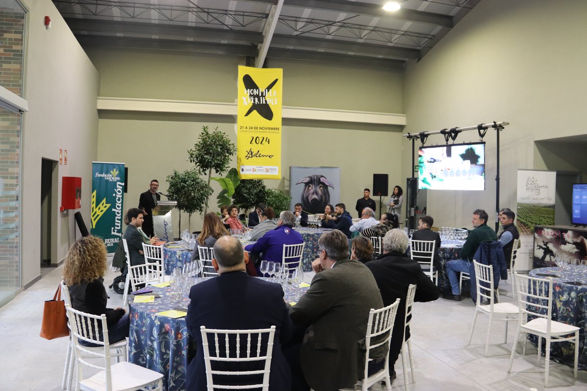 🔰 Levanta el telón #Montillaxperience con un foro gastronómico.

Ezequiel Montilla, Mara de Miguel, Rose Michelle Bensadon y Chari Serrano se convierten en los primeros embajadores de una cita que se prolonga en Envidarte hasta el domingo.

 más info 👇
montilla.es/foro-montillax…