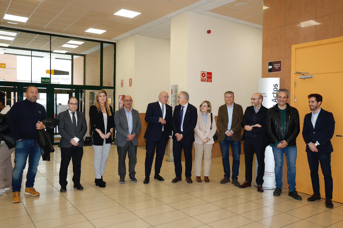 AyuntamientoVLL's tweet image. III Congreso Internacional #TransformAcción y #ParticipAcción.

El alcalde, @JesusJCarnero, participa junto a la delegada de @jcyl, @raquelalonsoher, y el diputado Alfonso Romo, en la presentación del informe ‘La Transformación Social y Educativa en Distritos Vulnerables de CyL’.