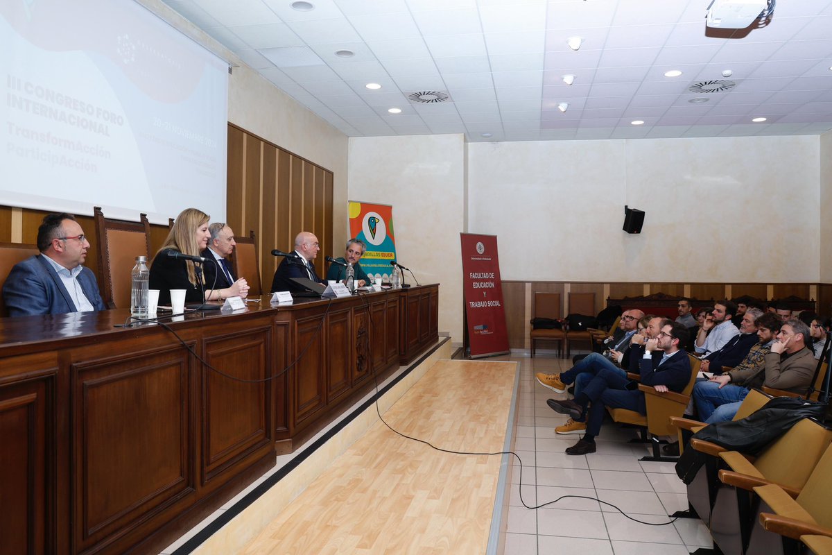 AyuntamientoVLL's tweet image. III Congreso Internacional #TransformAcción y #ParticipAcción.

El alcalde, @JesusJCarnero, participa junto a la delegada de @jcyl, @raquelalonsoher, y el diputado Alfonso Romo, en la presentación del informe ‘La Transformación Social y Educativa en Distritos Vulnerables de CyL’.