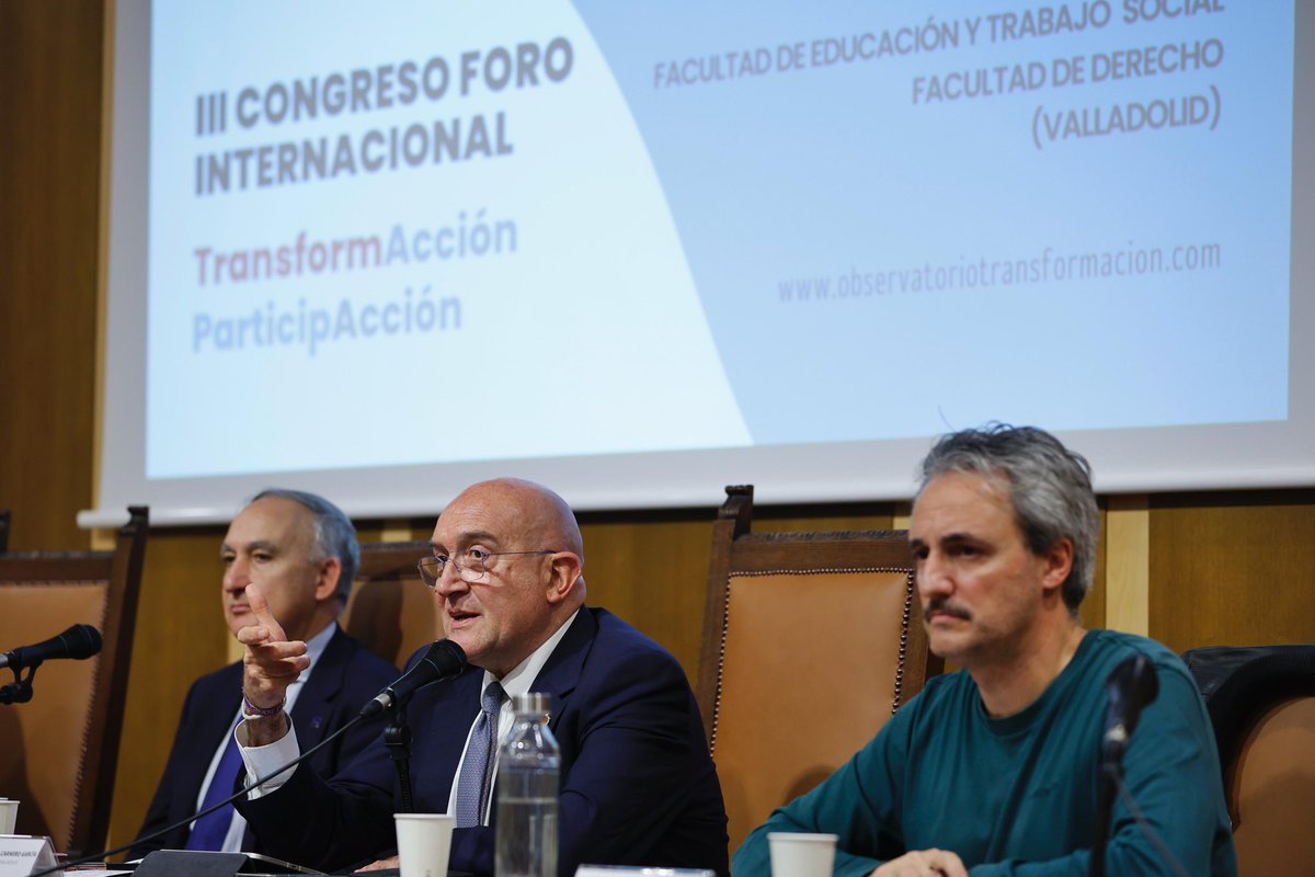 AyuntamientoVLL's tweet image. III Congreso Internacional #TransformAcción y #ParticipAcción.

El alcalde, @JesusJCarnero, participa junto a la delegada de @jcyl, @raquelalonsoher, y el diputado Alfonso Romo, en la presentación del informe ‘La Transformación Social y Educativa en Distritos Vulnerables de CyL’.