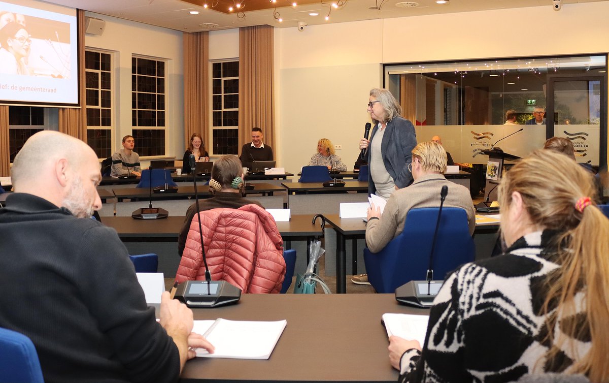 CUEemsdelta's tweet photo. Cursus "Politiek Actief" georganiseerd door @Eemsdelta. 

Tijdens de 3e bijeenkomst stond de @RaadEemsdelta centraal. 

Onderdeel hiervan waren de speeddates tussen de cursisten en  raadsleden....

Meer informatie op https://t.co/yKFyTDBo36
en op Facebook: https://t.co/As8eyoZYOd https://t.co/Nr1EWPljlR