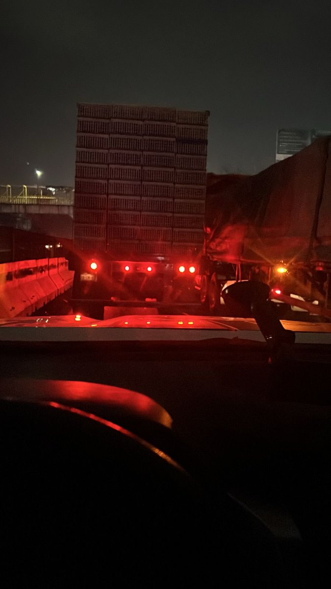 THELMAKIDDO's tweet photo. @GN_MEXICO_ llevamos varados desde las 3:40 AM sobre carretera México- Querétaro  y no se mueve por un percance en Querétaro y según se despeja me Coyotepec. No tenemos agua ni alimentos, ya vamos para 8 hrs AYUDA por favor @CAPUFE @CiroGomezL @UnoNoticias https://t.co/NebF0QZE2N