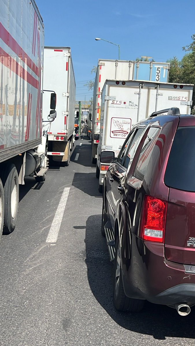 THELMAKIDDO's tweet photo. @GN_MEXICO_ llevamos varados desde las 3:40 AM sobre carretera México- Querétaro  y no se mueve por un percance en Querétaro y según se despeja me Coyotepec. No tenemos agua ni alimentos, ya vamos para 8 hrs AYUDA por favor @CAPUFE @CiroGomezL @UnoNoticias https://t.co/NebF0QZE2N