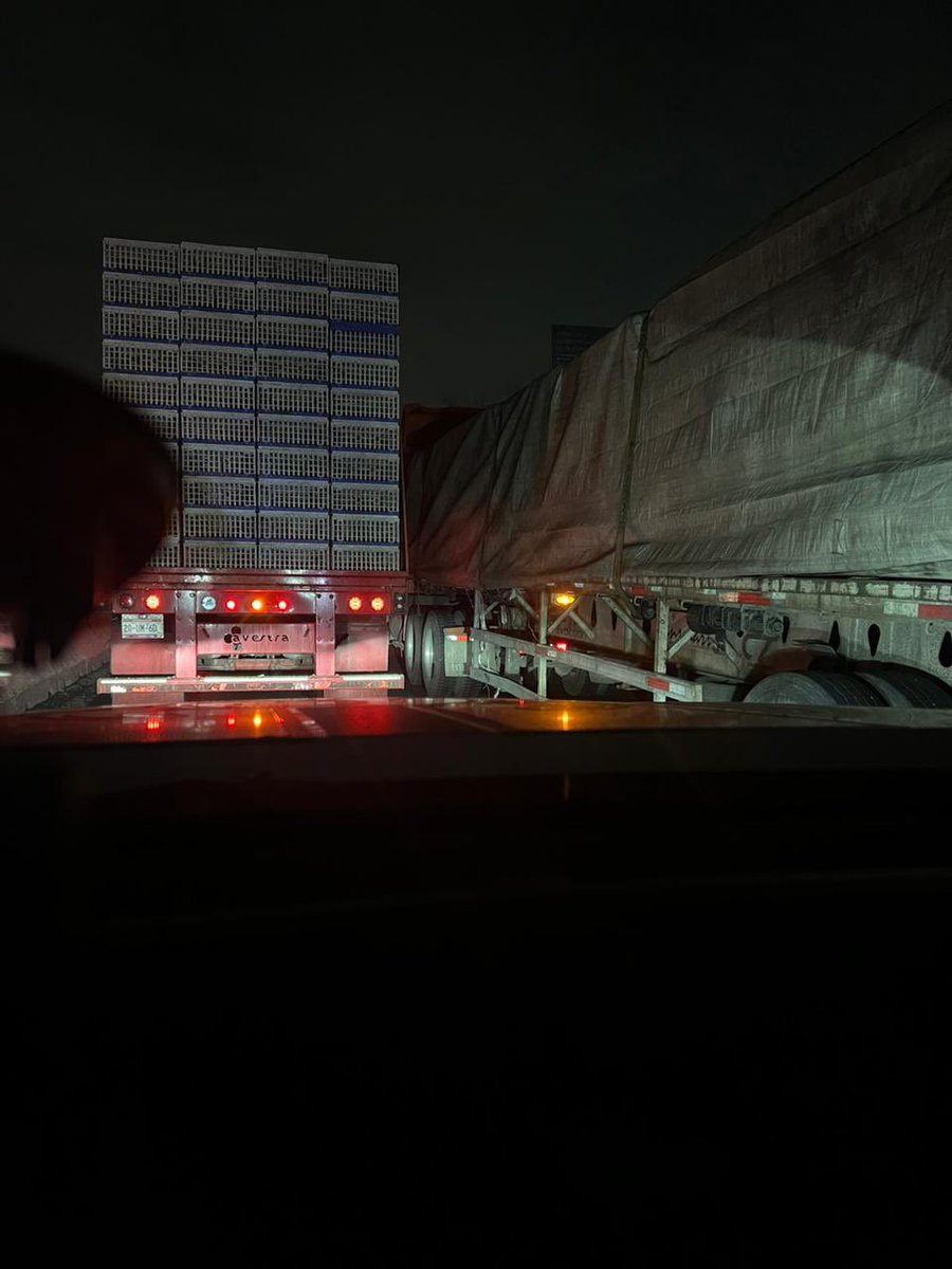 THELMAKIDDO's tweet photo. @GN_MEXICO_ llevamos varados desde las 3:40 AM sobre carretera México- Querétaro  y no se mueve por un percance en Querétaro y según se despeja me Coyotepec. No tenemos agua ni alimentos, ya vamos para 8 hrs AYUDA por favor @CAPUFE @CiroGomezL @UnoNoticias https://t.co/NebF0QZE2N