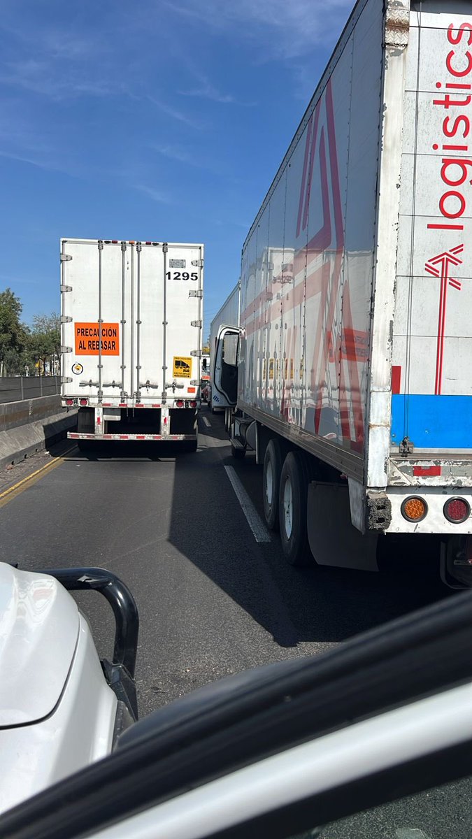 THELMAKIDDO's tweet photo. @GN_MEXICO_ llevamos varados desde las 3:40 AM sobre carretera México- Querétaro  y no se mueve por un percance en Querétaro y según se despeja me Coyotepec. No tenemos agua ni alimentos, ya vamos para 8 hrs AYUDA por favor @CAPUFE @CiroGomezL @UnoNoticias https://t.co/NebF0QZE2N