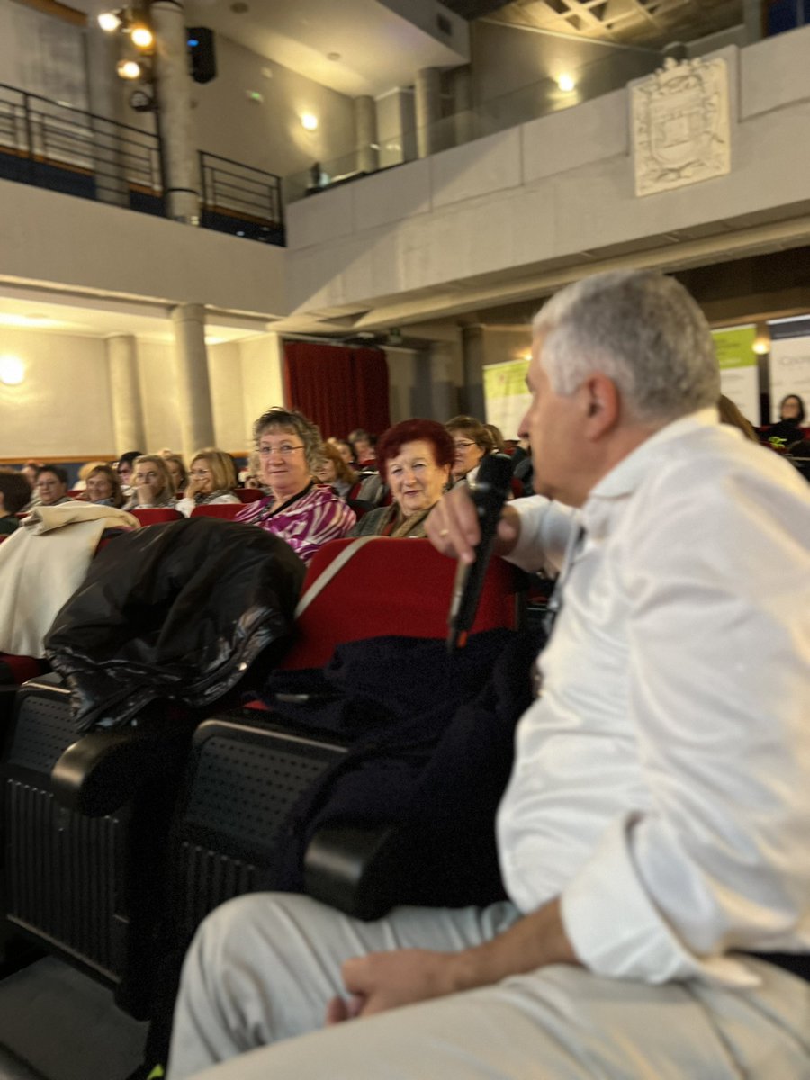 «Mi madre me dijo: no dependas de una mujer para plancharte la camisa. En la equidad, la mujer tiene un poder muy grande de cambiar las cosas a través de sus hijos».

Palabra de Paulino, un presidente equitativo.