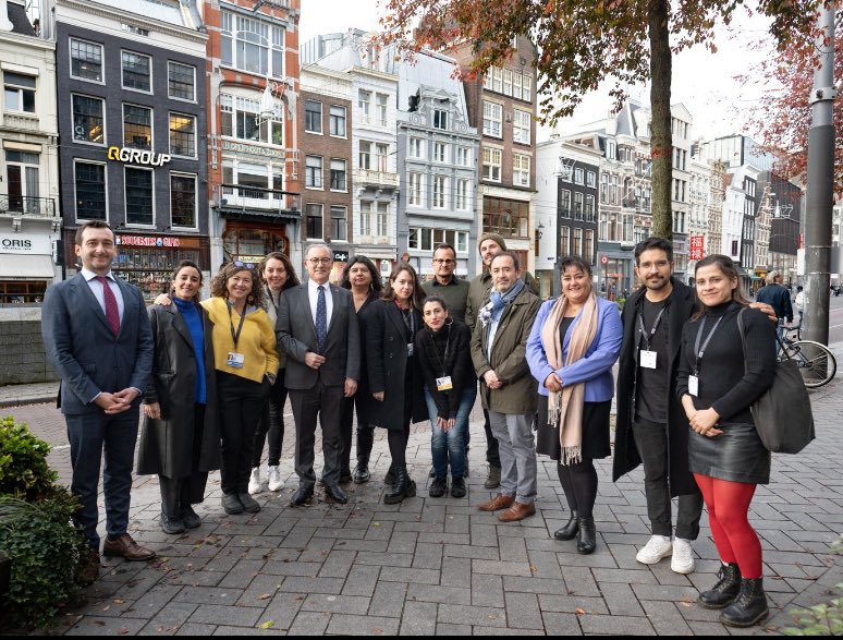 EmbChileNL's tweet photo. Orgullosos de haber acompañado a la delegación de 🇨🇱 que participó en el International Documentary Film Festival Amsterdam #IDFA 2024.
Agradecemos a #Chiledoc por su trabajo posicionando la cultura y cine chileno internacionalmente!
🇨🇱🤝🎬 https://t.co/UjEWaU2NUG