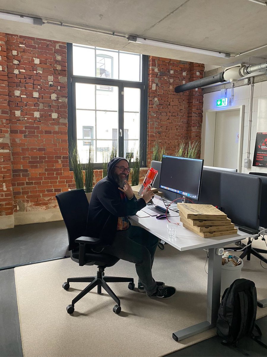 wlhackers's tweet photo. Bei uns arbeiten Hacker ganz anders als im Klischee: Sie sitzen nicht jeden Tag mit Pizza im dunklen Keller, starren auf ihren Laptop und tragen Kapuzenpullis – versprochen! 😜 Oder besser noch, überzeug dich selbst! 😎 💻 https://t.co/RoN1aVahFx