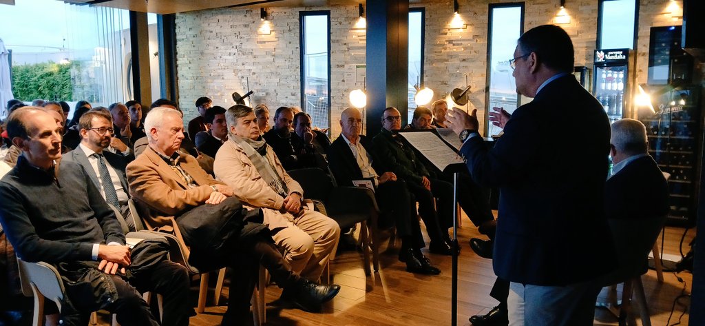 CatedraMetropol's tweet photo. "Crecimiento sostenible, un eufemismo que aleja el fastasma de decrecimiento programado", añade @ManuReyHijo en la presentación. https://t.co/wJSvVMB5vh