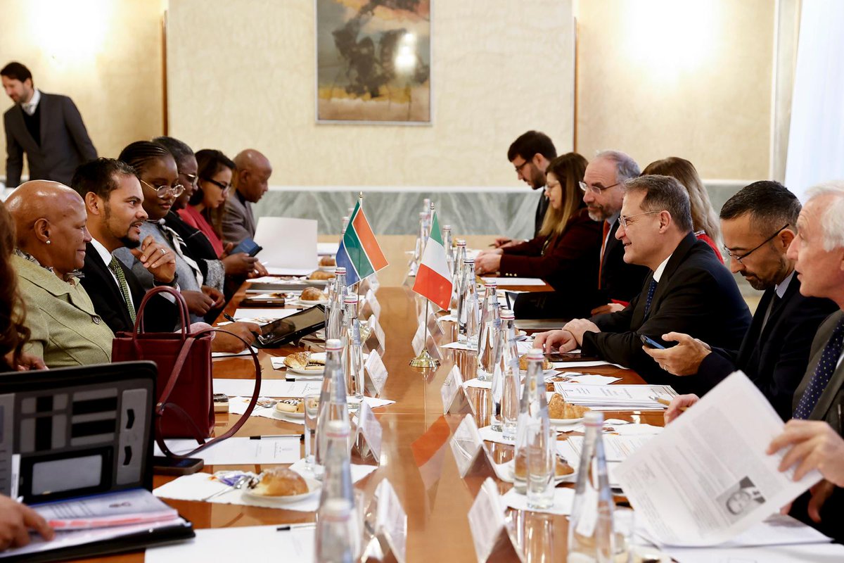 Farnesina 🇮🇹 (@italymfa) on Twitter photo VM <a href="/edmondocirielli/">edmondo cirielli</a>: consultazioni bilaterali tra Italia e Sudafrica 🇮🇹 🇿🇦 momento importante per consolidare e rafforzare i rapporti con un Paese amico, fondamentale non solo nel Continente africano ma anche per la Presidenza del G20 che assumerà dal 1 dicembre 2024. VM <a href="/edmondocirielli/">edmondo cirielli</a>: consultazioni bilaterali tra Italia e Sudafrica 🇮🇹 🇿🇦 momento importante per consolidare e rafforzare i rapporti con un Paese amico, fondamentale non solo nel Continente africano ma anche per la Presidenza del G20 che assumerà dal 1 dicembre 2024.