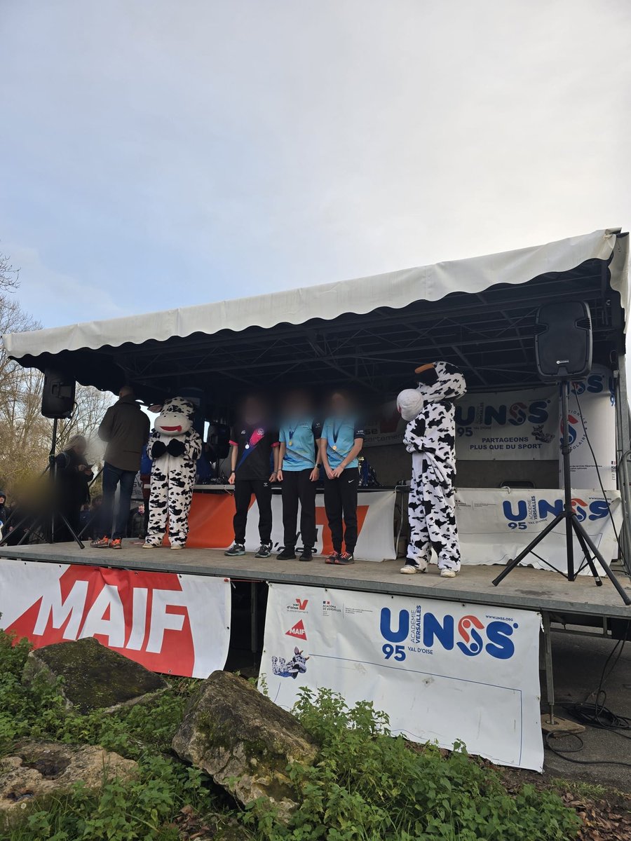LPO_LouisArmand's tweet photo. Mercredi dernier, nos élèves ont participé au cross départemental à Cergy. La première équipe de notre lycée termine 4ème. Félicitations à Lucie qui remporte le titre en individuel, et à Elise qui finit 3 ème ! https://t.co/Hdw45yLrHY