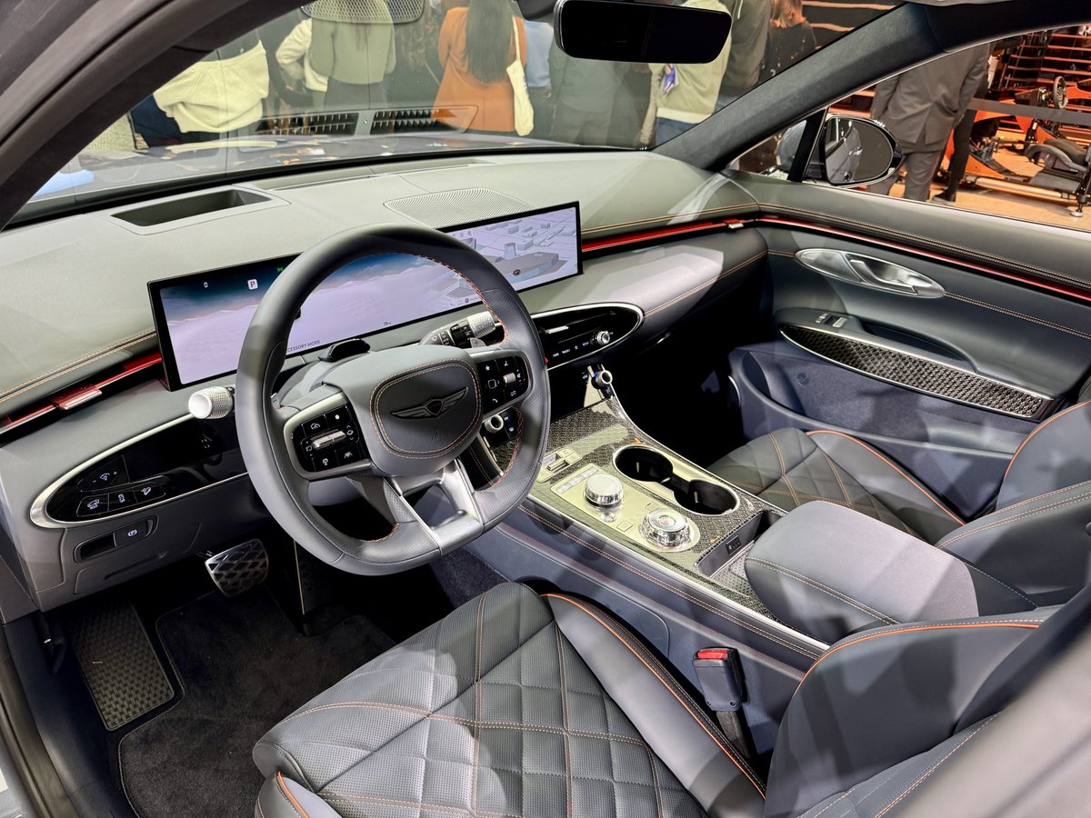 SteveFowler's tweet image. First surprise spot at the #LAAutoShow - facelifted Genesis GV70. I love the GV70 and this - especially the interior upgrade - makes it even more appealing.