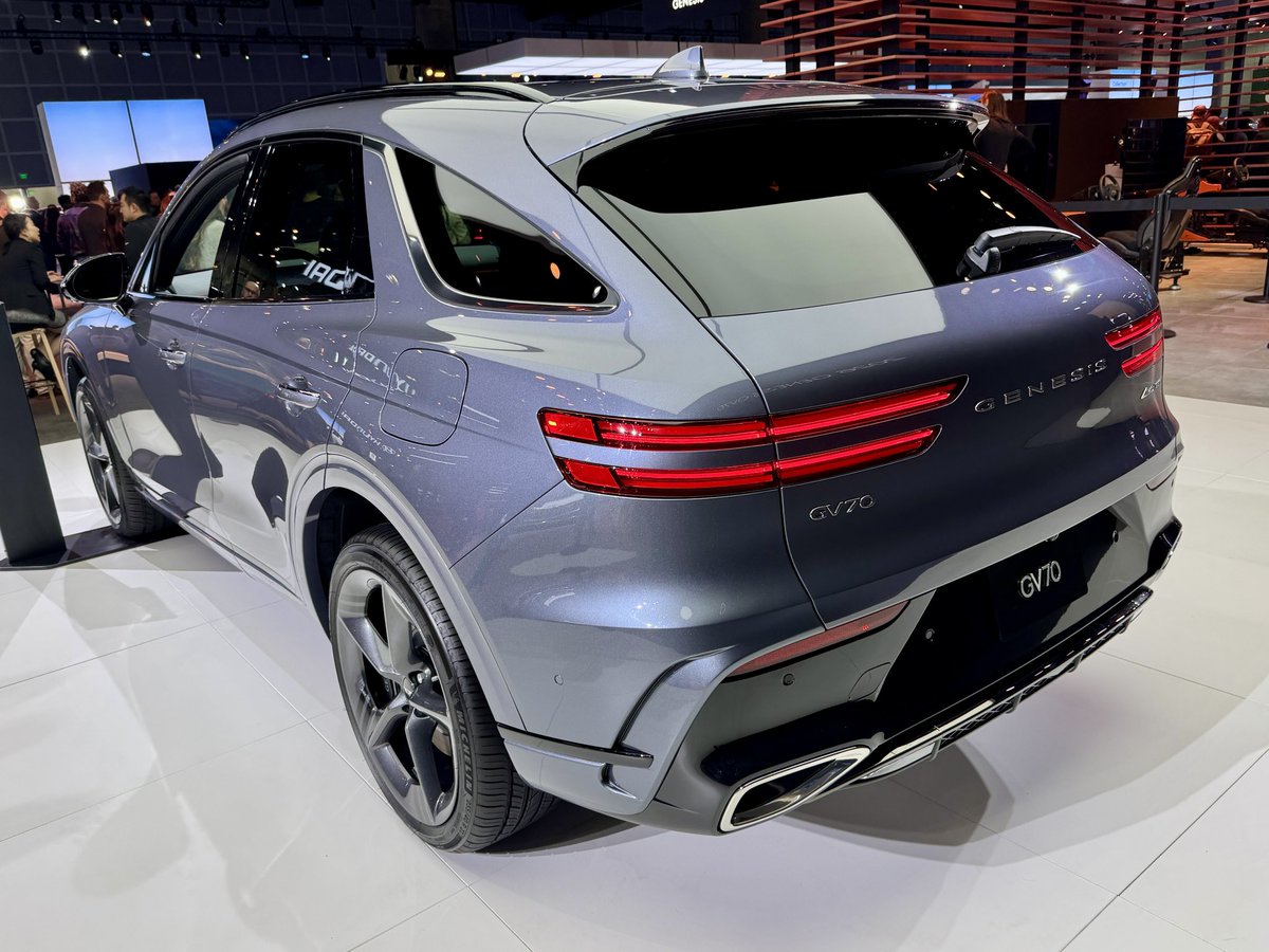 SteveFowler's tweet image. First surprise spot at the #LAAutoShow - facelifted Genesis GV70. I love the GV70 and this - especially the interior upgrade - makes it even more appealing.