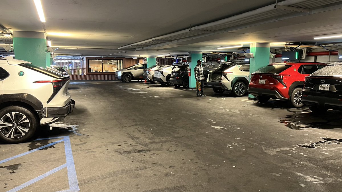 gravitymobility's tweet image. Can you spot the @cybertruck ?

Level: HARD