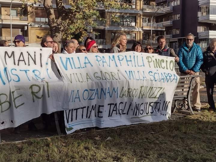 AlePizzuti's tweet photo. Oggi il Gruppo Territoriale del @M5SRoma13 era a Piazza Carpegna a difendere le alberature di Via Gregorio VII. Passare la competenza da dip.Ambiente a Mobilità per i lavori della tranvia, dopo l'abbattimento di 29 🌲 ad agosto ci impone di vigilare! Salviamo i pini di @Roma ! https://t.co/C8XxbASlO5