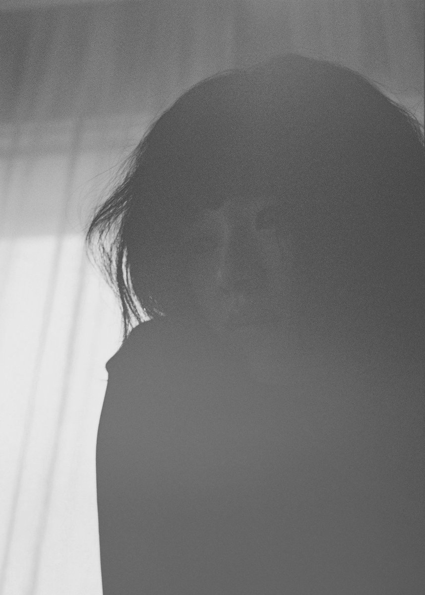 Un eco grita en el silencio,
un rayo corta el pensamiento.
El mundo pesa en un latido,
y el sol se vuelve enemigo.

La migraña, tormenta en abismo,
danzar en su cruel catecismo.