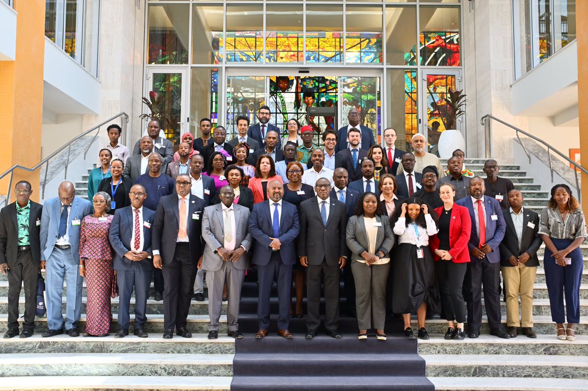 ECA_OFFICIAL's tweet image. Speaking at the historic #AfricaHall, @Claver Gatete “ said, “over 800 million Africans still face #digitalexclusion.And, while mobile #broadband reaches 82%, affordability &amp;amp; digital illiteracy persist.Let’s work toward harnessing Africa’s #digitaleconomy! 
#AGIF2024 🌍💡