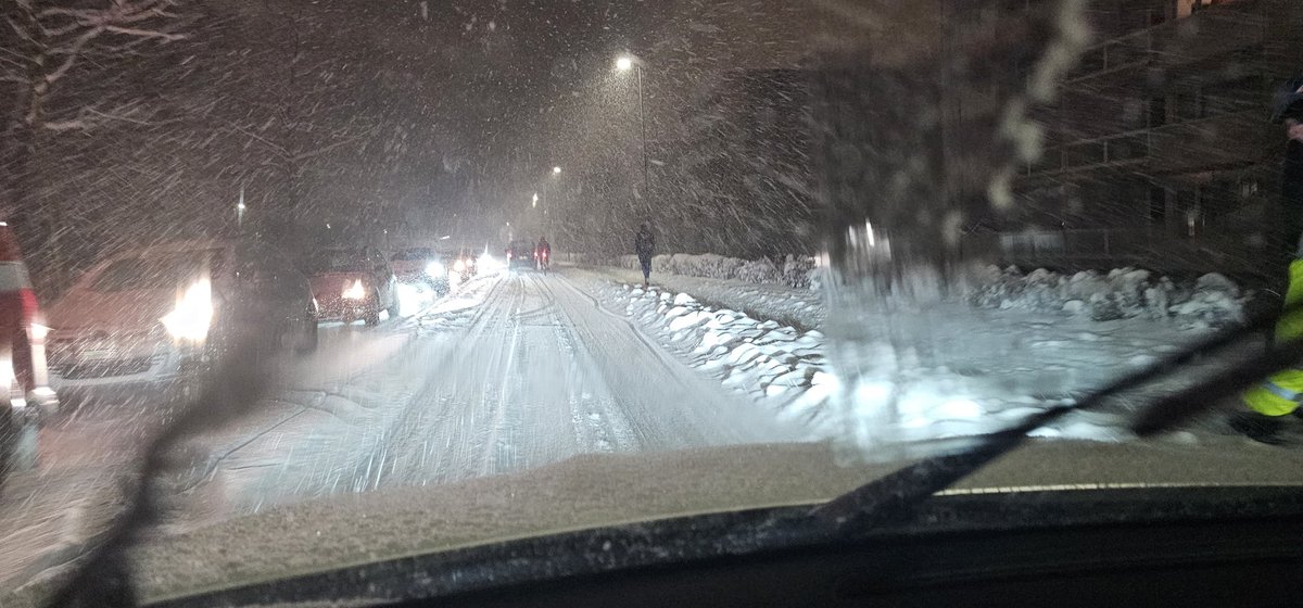 Pronisation3113's tweet photo. Heavy unexpected snowing in Bern!!! https://t.co/DXPgn5Zihs