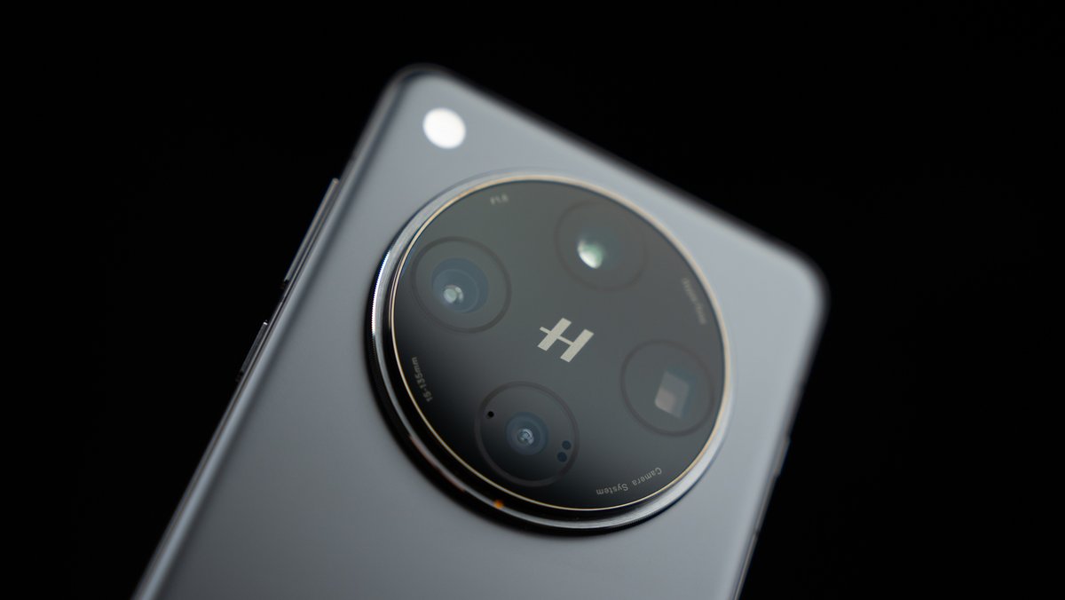 The new <a href="/OPPO/">OPPO</a> phones are bringing it! #ad

#OPPOFindX8
- Thinnest bezels on any OPPO (1.45mm)
- Triple 50 MP cameras (with 3x persicope)
- 5630 mAh battery
- Dimensity 9400

#OPPOFindX8Pro
- Quad 50 MP cameras (3x + 6x persicope)
- 5910 mAh battery
- Dimensity 9400
- IP68 + IP69