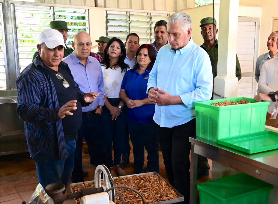 Estamos en Los Palacios, Pinar del Río. A la par de las visitas a las provincias afectadas por los huracanes, seguimos recorriendo municipios e intercambiando con nuestro pueblo. Muy buenas experiencias estamos conociendo aquí. A grandes problemas, grandes soluciones. #SíSePuede