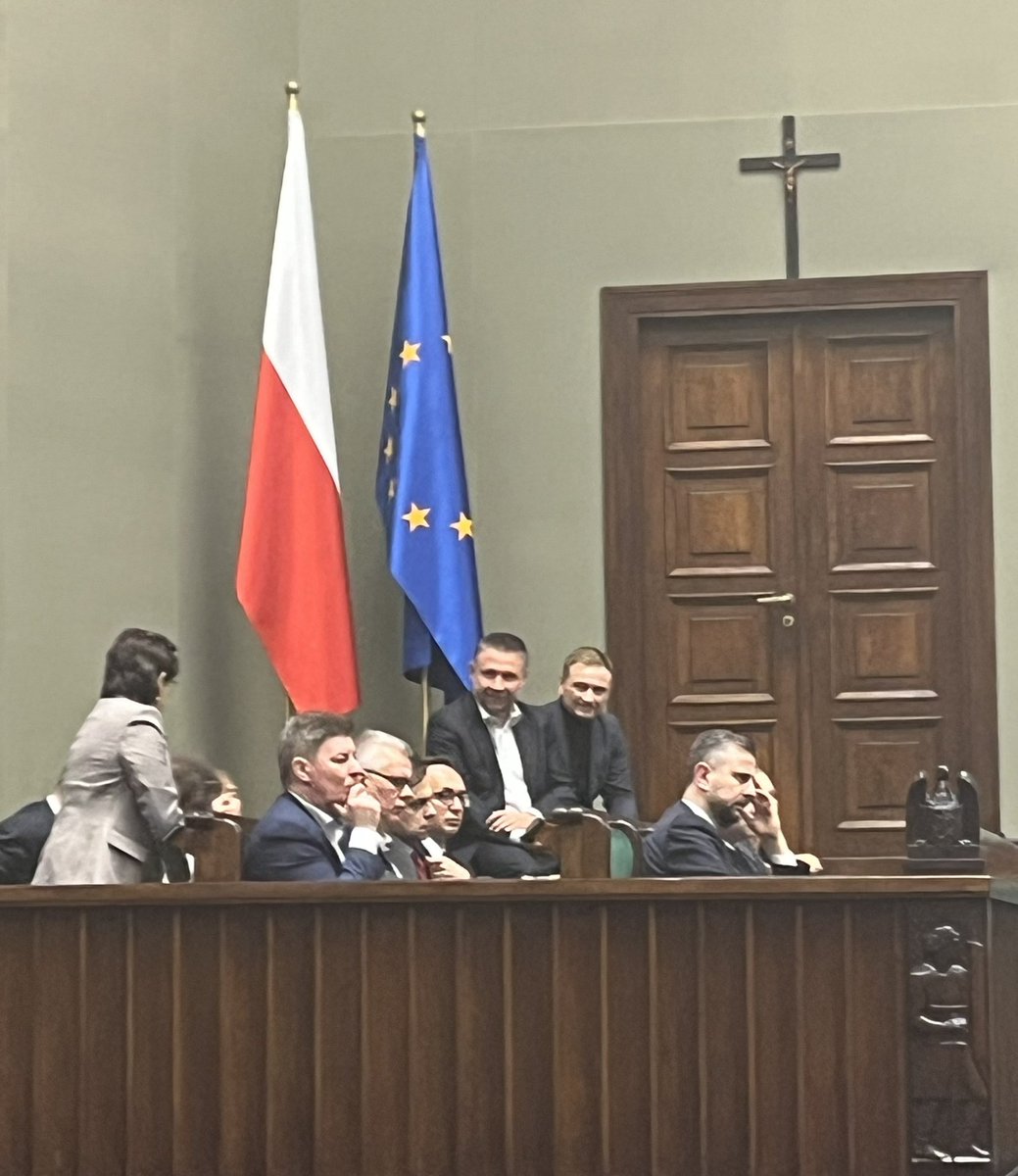 krzysztofmulawa's tweet photo. Jest!

Uśmiechnięty i zadowolony z siebie - @MKierwinski .

Uśmiech nie schodzi mu z ust🤦‍♂️

Dobrze się bawi, podczas gdy ludzie w Głuchołazach, Lądku i Lewinie nie dostali nawet pierwszego przelewu z pomocą rządową. https://t.co/WsirZbT8mu