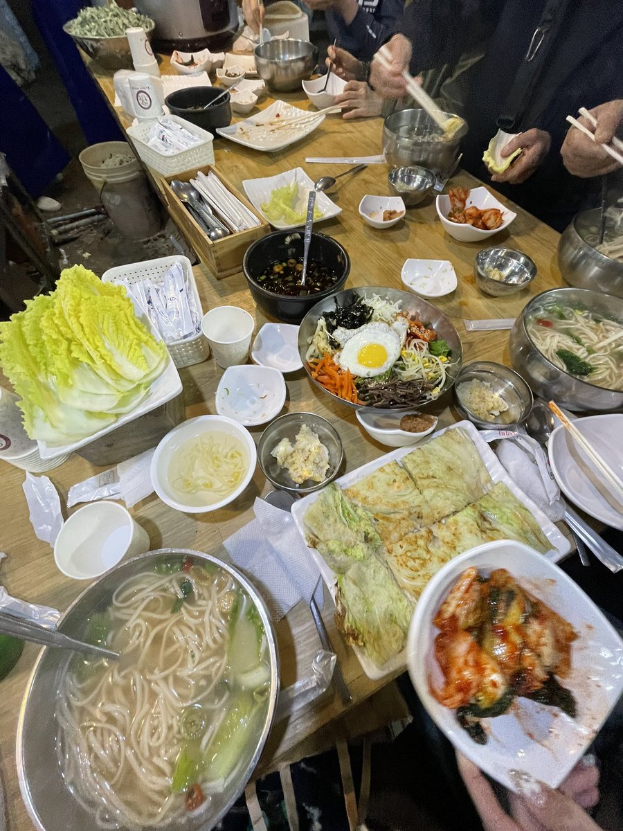 i_n_b7's tweet photo. 이모카세님のお店行ってきた⸝⋆ (배추전 강추!!!)

イモカセにむが直接食べ方教えてくれたり
隣にいた方が부추전おすそわけしてくれたり
隣のアジョシがいろいろ気にかけてくれたり
最後写真も快く撮ってもらえてお腹も心も満たされた(   ᷇࿀ ᷆  )♡ https://t.co/btI31mBlBf
