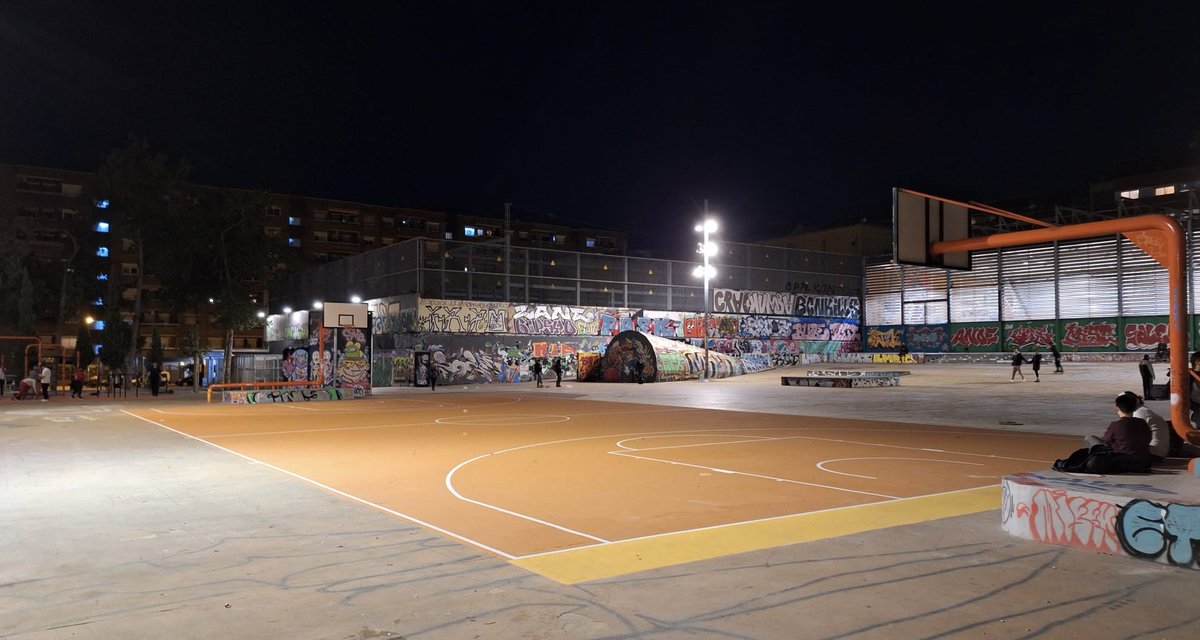 Pista de les #TresXemeneies repintada i taulells nous!!! 😍😍😍 Cuidem-la!!!
#esport #barriabarri #anemperfeina