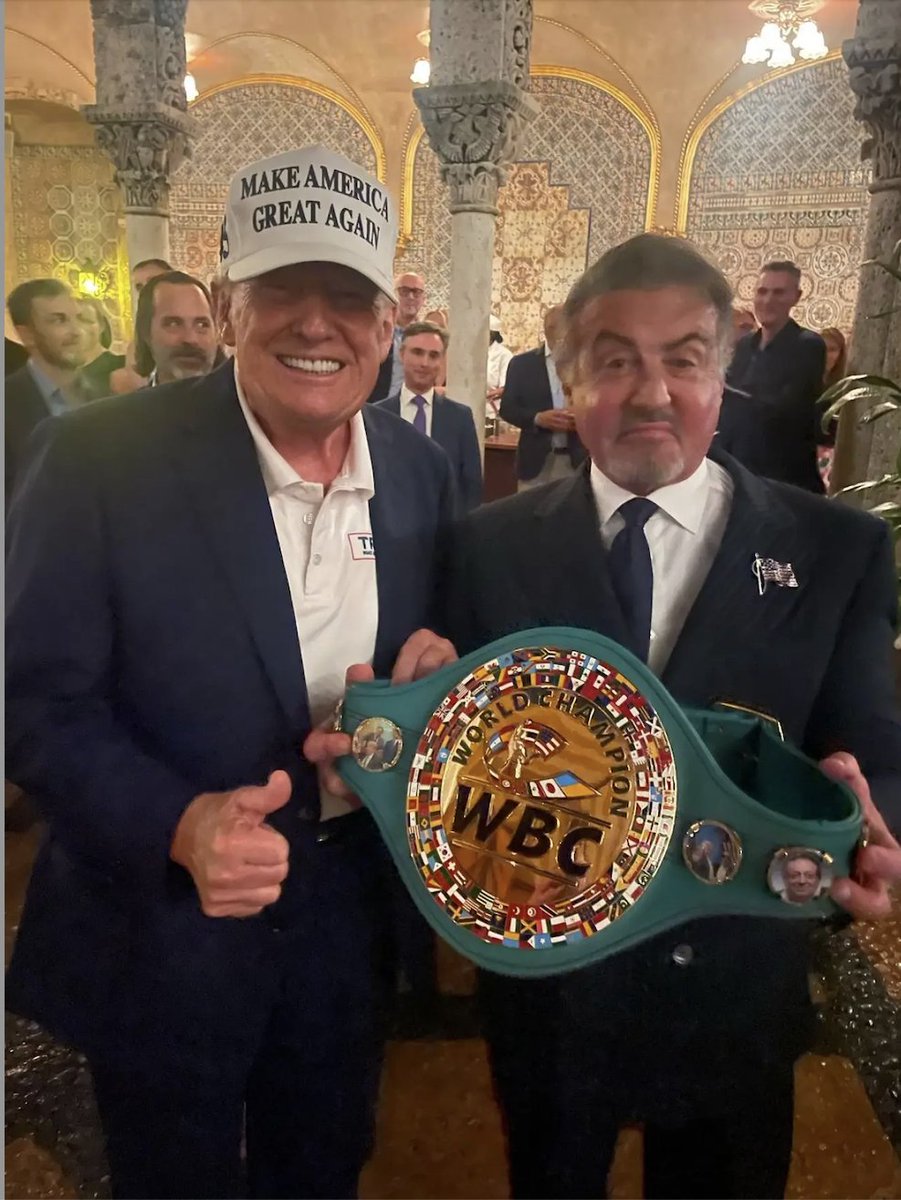 elceo__'s tweet photo. 🧵#SylvesterStallone, conocido por su papel como Rocky Balboa, entregó a Donald Trump el cinturón de campeón mundial del Consejo Mundial de Boxeo (CMB) tras su victoria en las elecciones en Estados Unidos https://t.co/XL2NjeEm0I