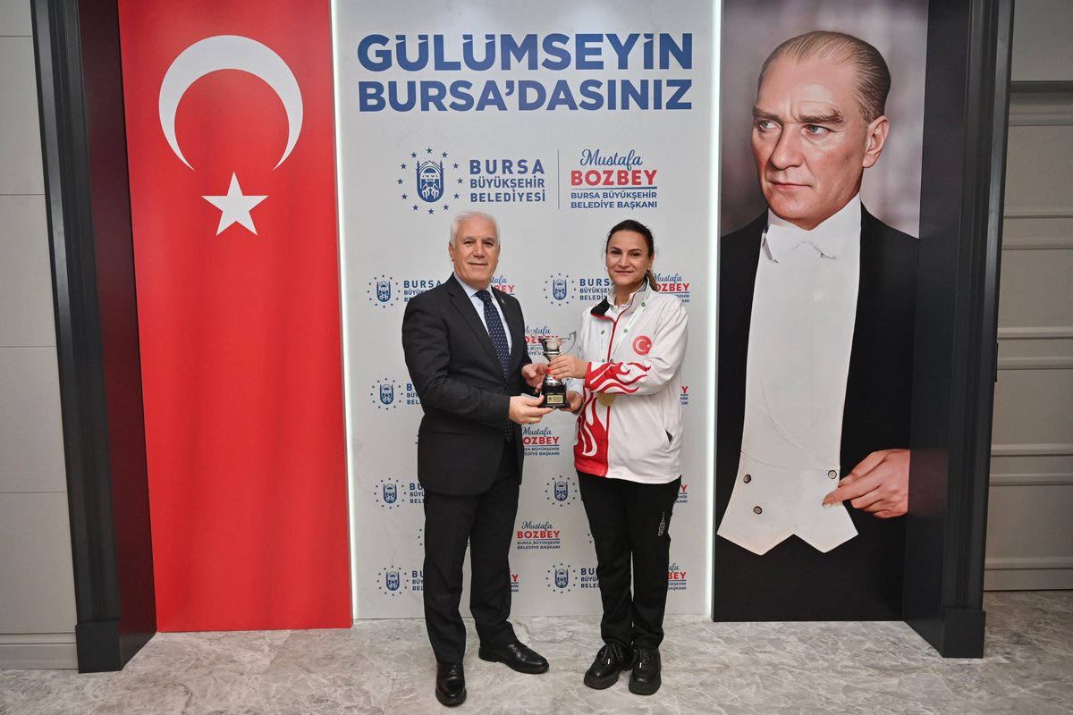 mustafabozbey's tweet photo. 16’ncı Dünya Briç Oyunları Şampiyonası Kadın Takımlar kategorisinde Dünya Şampiyonu olan takımımızın Bursa Briç Spor Kulübü lisanslı oyuncusu Dilek Yavaş’ı Başkanlık Makamı’nda ağırlamaktan mutluluk duydum. 

Değerli sporcumuzu tebrik ediyor, başarılarının devamını diliyorum. https://t.co/JOkgLYSaY8