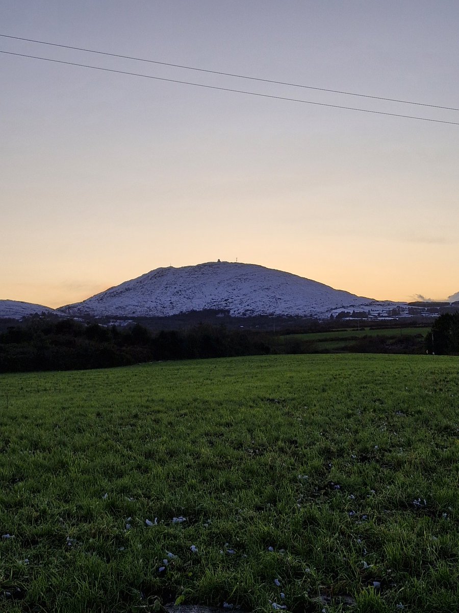 2pintpaddy's tweet photo. Mount Gabriel covered in snow , some evening ๐โ๏ธโ๏ธ
#MountGabriel #WestCork๐ฎ๐ช๐ https://t.co/Iij0tHXdKt