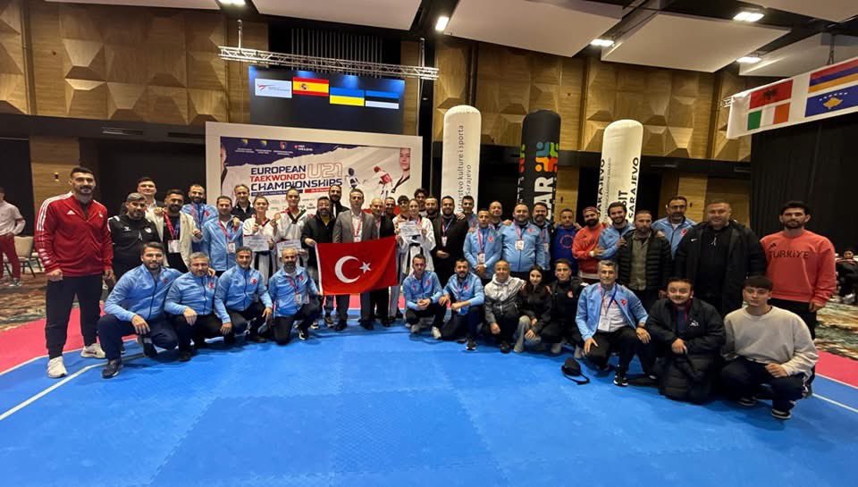 🇹🇷Dünden..

🥋Avrupa Ümitler Taekwondo Şampiyonası'nın ilk gününü 2 altın, 1 gümüş ve 1 bronz madalya ile ülkeler sıralamasında zirvede kapattık. 

🥇Furkan Ubeyde Çamoğlu (54kg)
🥇Zehra Begüm Kavukcoğlu (+73kg)
🥈Eylül Mina Durdu (57kg)
🥉Mümüne Nur Göz (57kg)