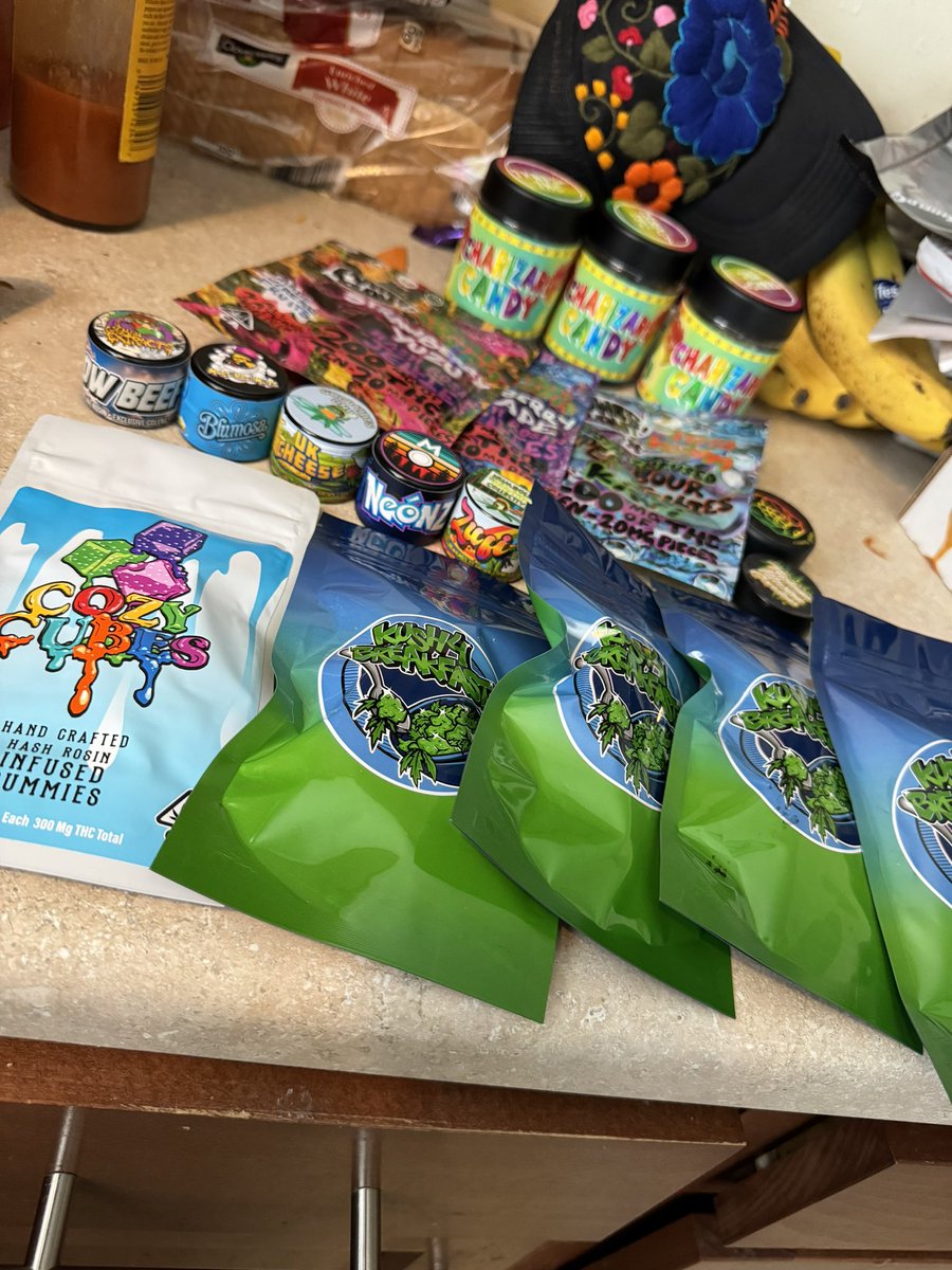 All the basic food groups this <a href="/kush4breakfast/">Kush4breakfast</a> smells insane about to twist one up now s/o <a href="/hash_tom_/">Tom</a> on the alley oop