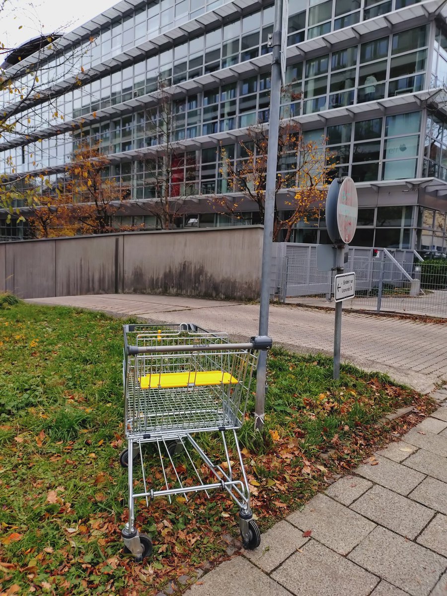 Es muss ein Fluchtwagerl sein. Hinterm Justizgebäude. An der Ausfahrt Tiefgarage. Kein Zweifel. Fluchtwagerl!
<a href="/Wagerlkunst/">Einkaufswagenkunst</a>