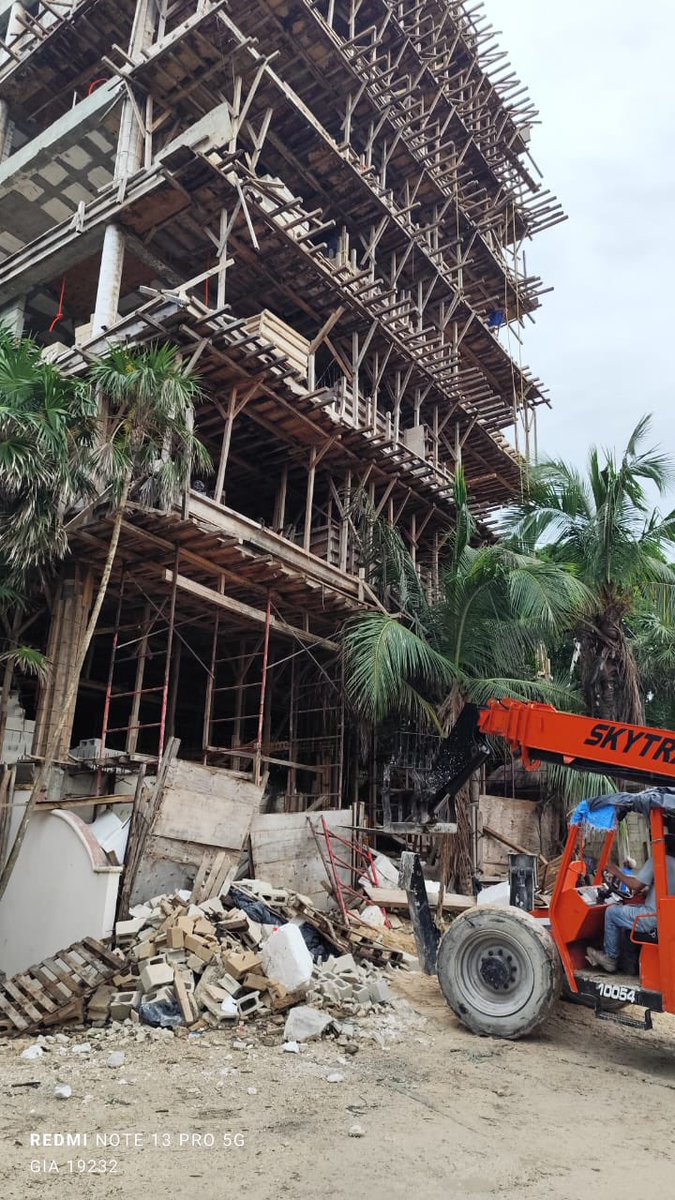 AcDmas's tweet photo. #Adamar: obra ilegal sin permisos y a toda velocidad a costa de que sw derrumbe solita…
¿Cuantas muertes esperamos @PCTulum ??
Ya reconociste la estructura esta comprometida.. ¿con quien con la corrupción del @Ayto_Tulum ?
#CorrupcionInmobiliariaQRoo
#SeVendeElParaiso https://t.co/Ef4QWxPVOx